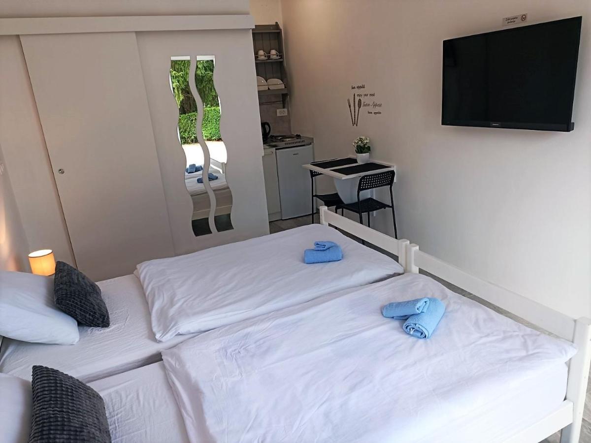 Studio Apartman Brletic Tounj Buitenkant foto