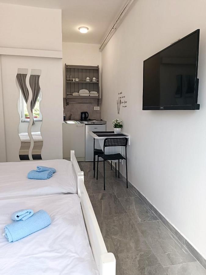 Studio Apartman Brletic Tounj Buitenkant foto