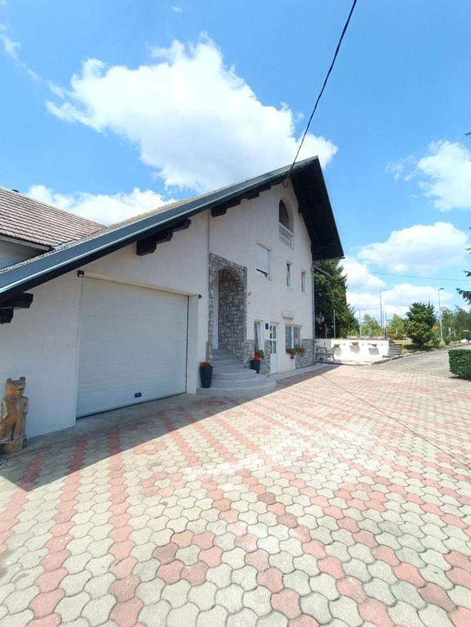 Studio Apartman Brletic Tounj Buitenkant foto